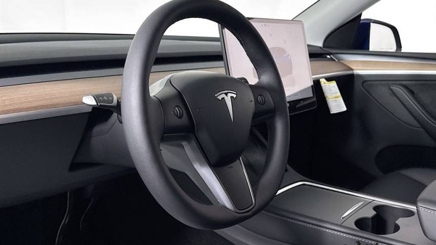 2025 Tesla Model Y 7SAYGDEE8SA359496