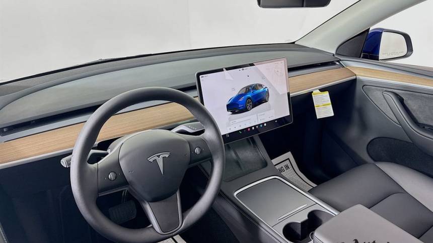 2025 Tesla Model Y 7SAYGDEE8SA359496