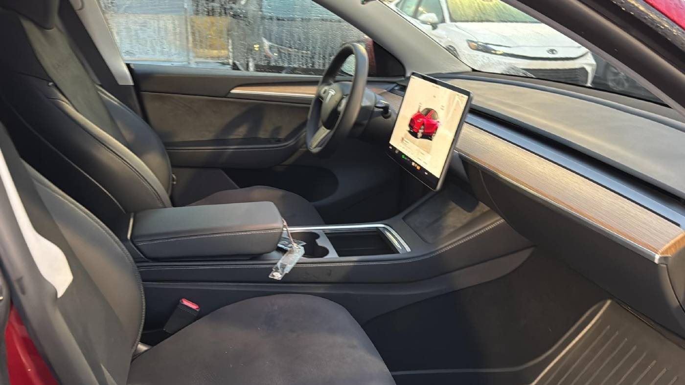 2024 Tesla Model Y 7SAYGDEE4RA253041