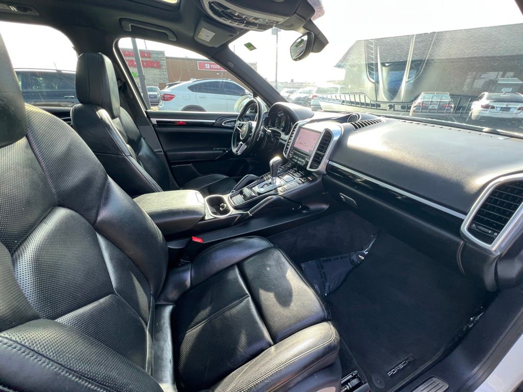 2017 Porsche Cayenne WP1AE2A27HLA71108
