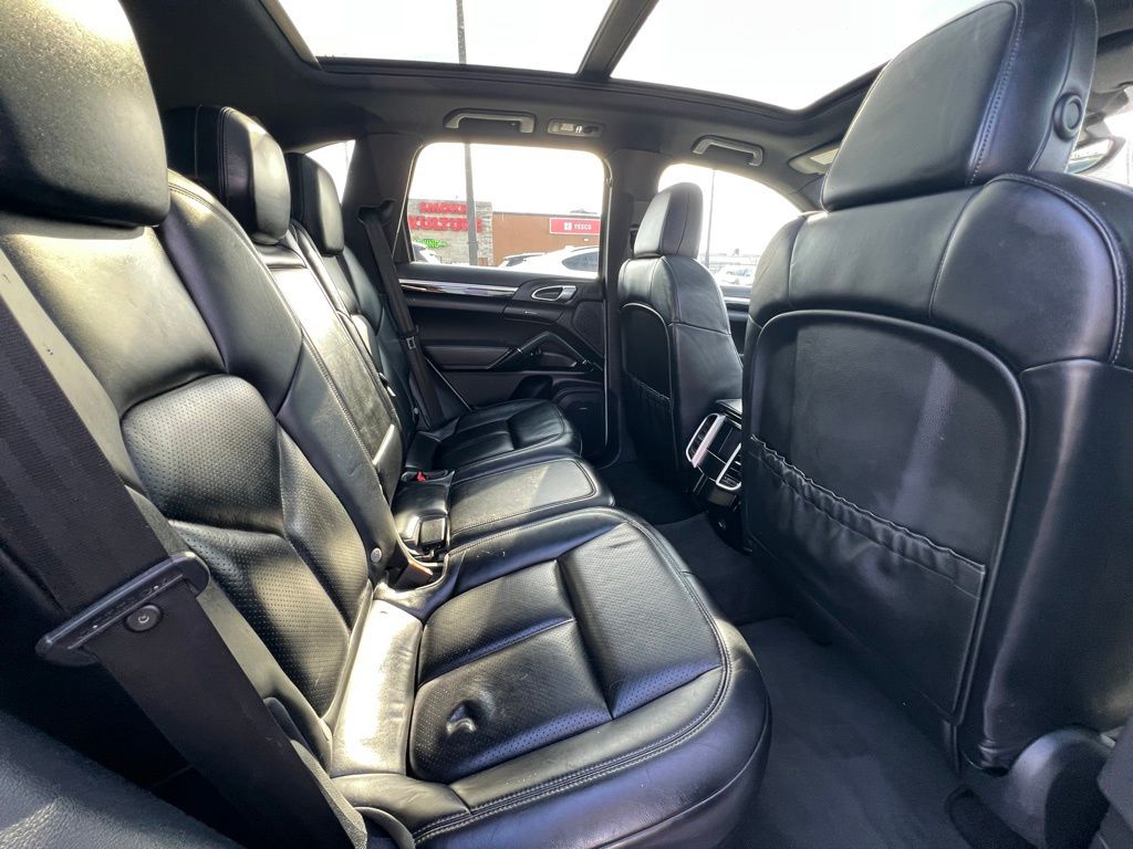 2017 Porsche Cayenne WP1AE2A27HLA71108