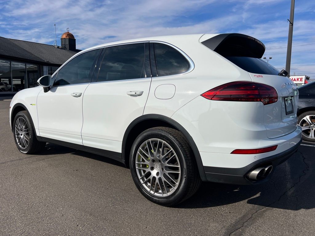 2017 Porsche Cayenne WP1AE2A27HLA71108