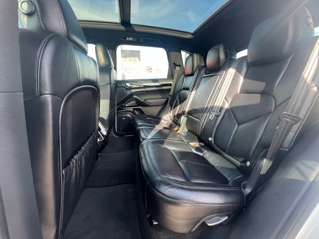 2017 Porsche Cayenne WP1AE2A27HLA71108
