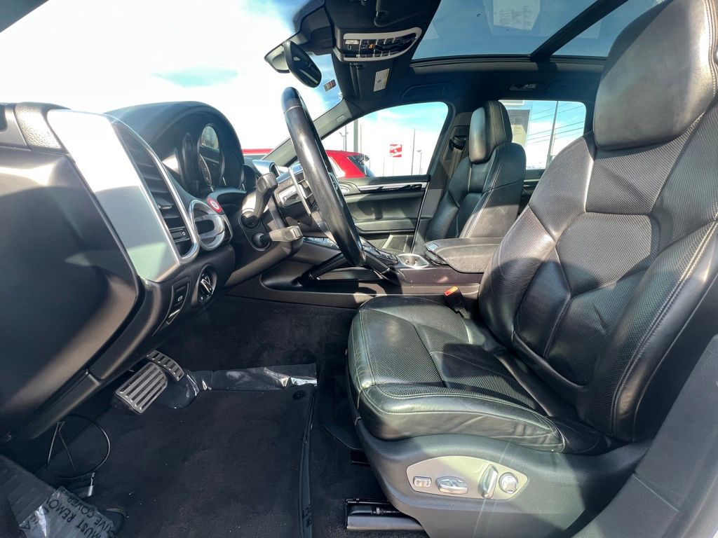 2017 Porsche Cayenne WP1AE2A27HLA71108
