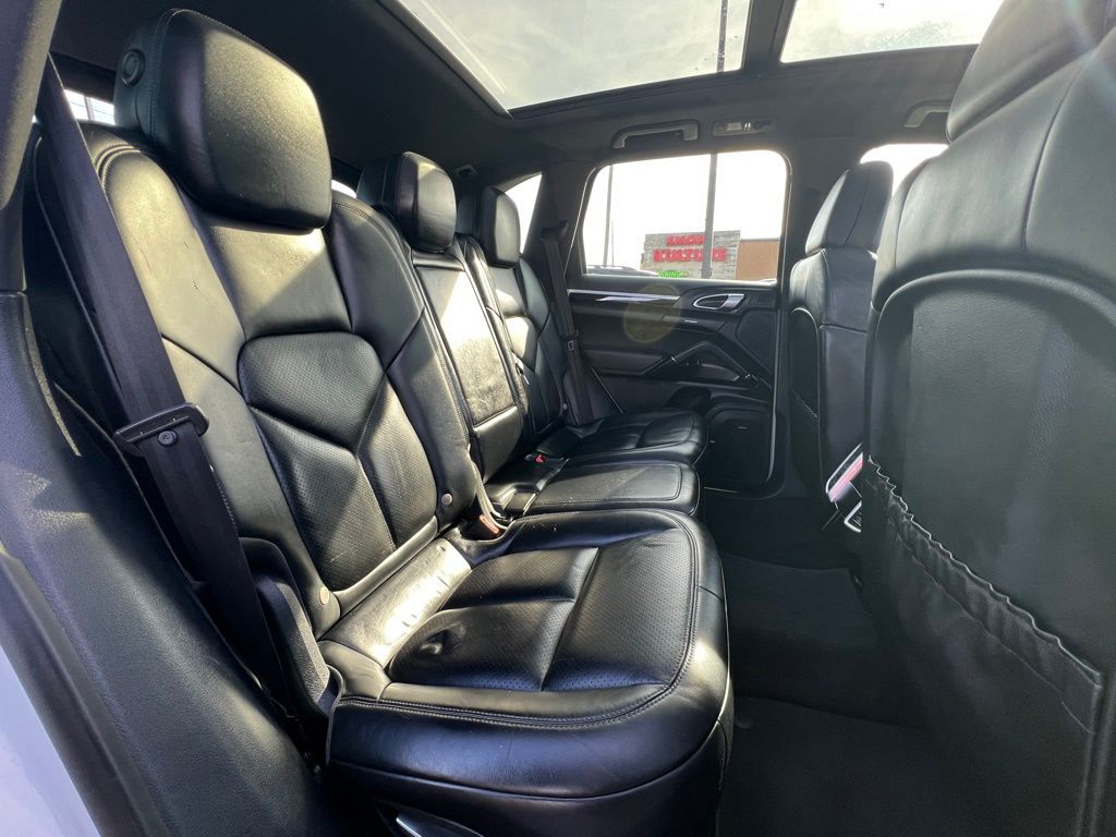 2017 Porsche Cayenne WP1AE2A27HLA71108