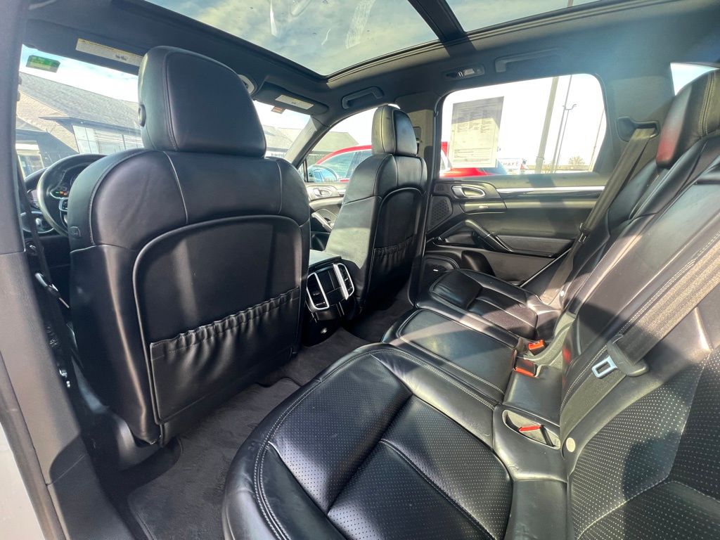 2017 Porsche Cayenne WP1AE2A27HLA71108