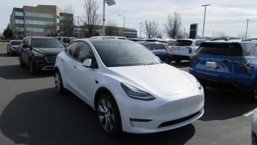 2021 Tesla Model Y 5YJYGAEE2MF243745