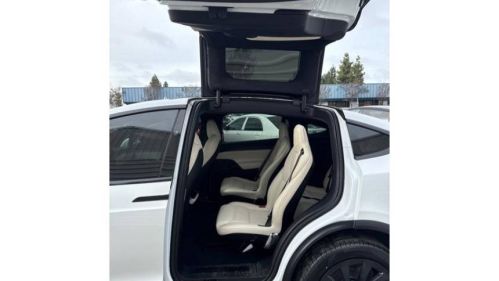 2022 Tesla Model X 7SAXCBE63NF332444