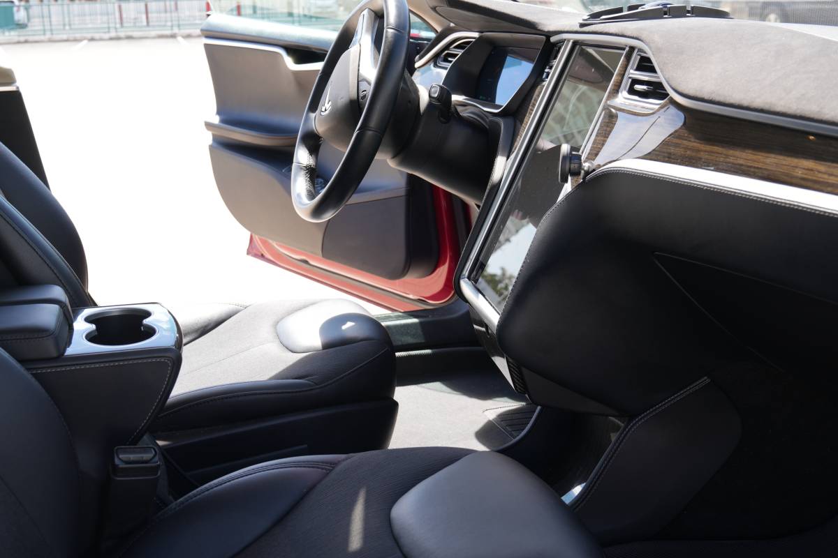 2015 Tesla Model S - Images - 5