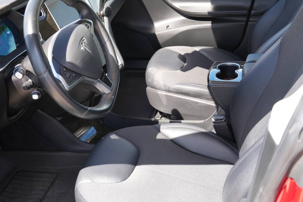 2015 Tesla Model S - Images - 8