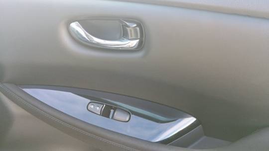 2019 Nissan LEAF - Images - 16