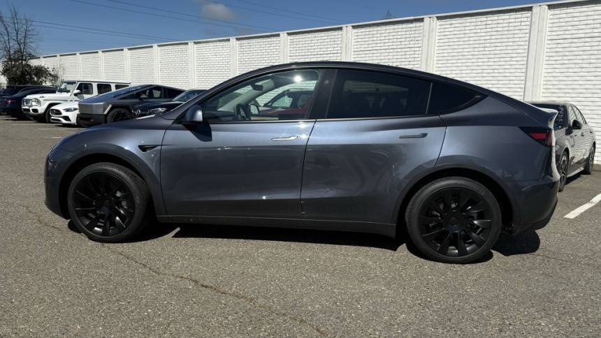 2023 Tesla Model Y 7SAYGDEE1PF829412