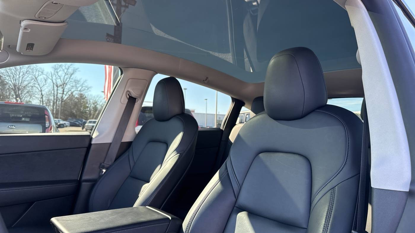 2022 Tesla Model Y 7SAYGAEE8NF379950