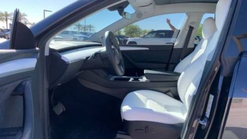 2024 Tesla Model Y 7SAYGDEE6RA229727