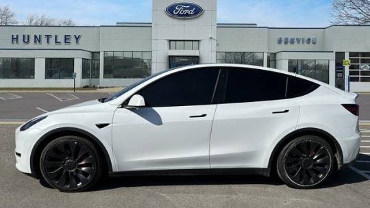 2022 Tesla Model Y 7SAYGDEF6NF383490