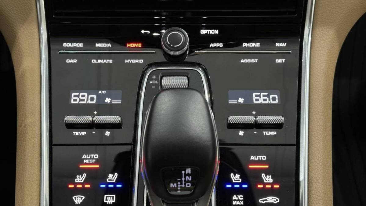 2021 Porsche Panamera - Images - 40
