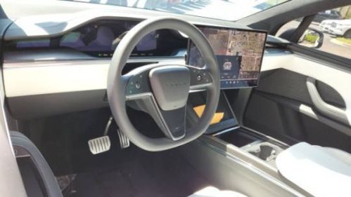 2024 Tesla Model X 7SAXCBE66RF439610