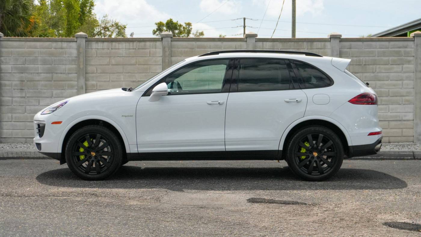 2017 Porsche Cayenne WP1AE2A25HLA75948