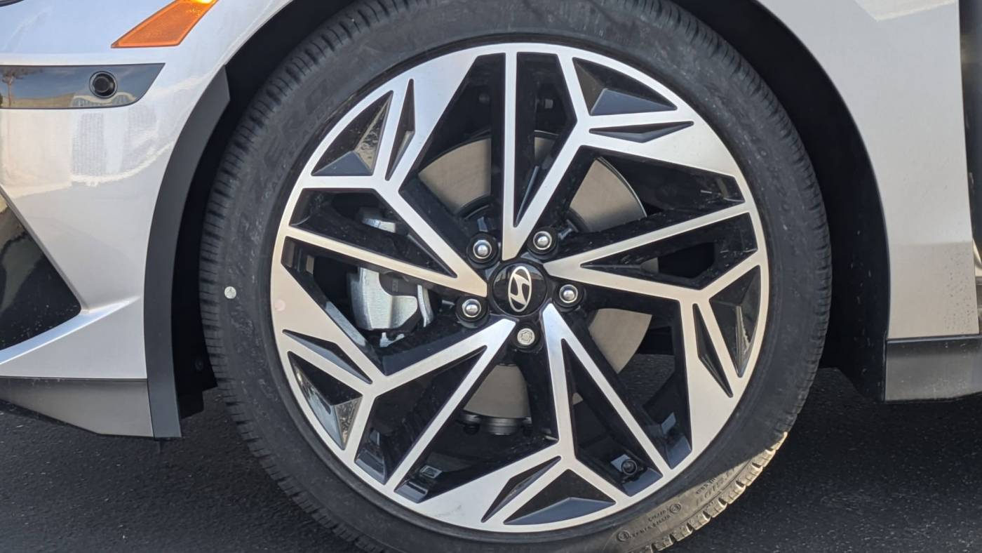 2025 Hyundai IONIQ 6 KMHM54AA9SA083051
