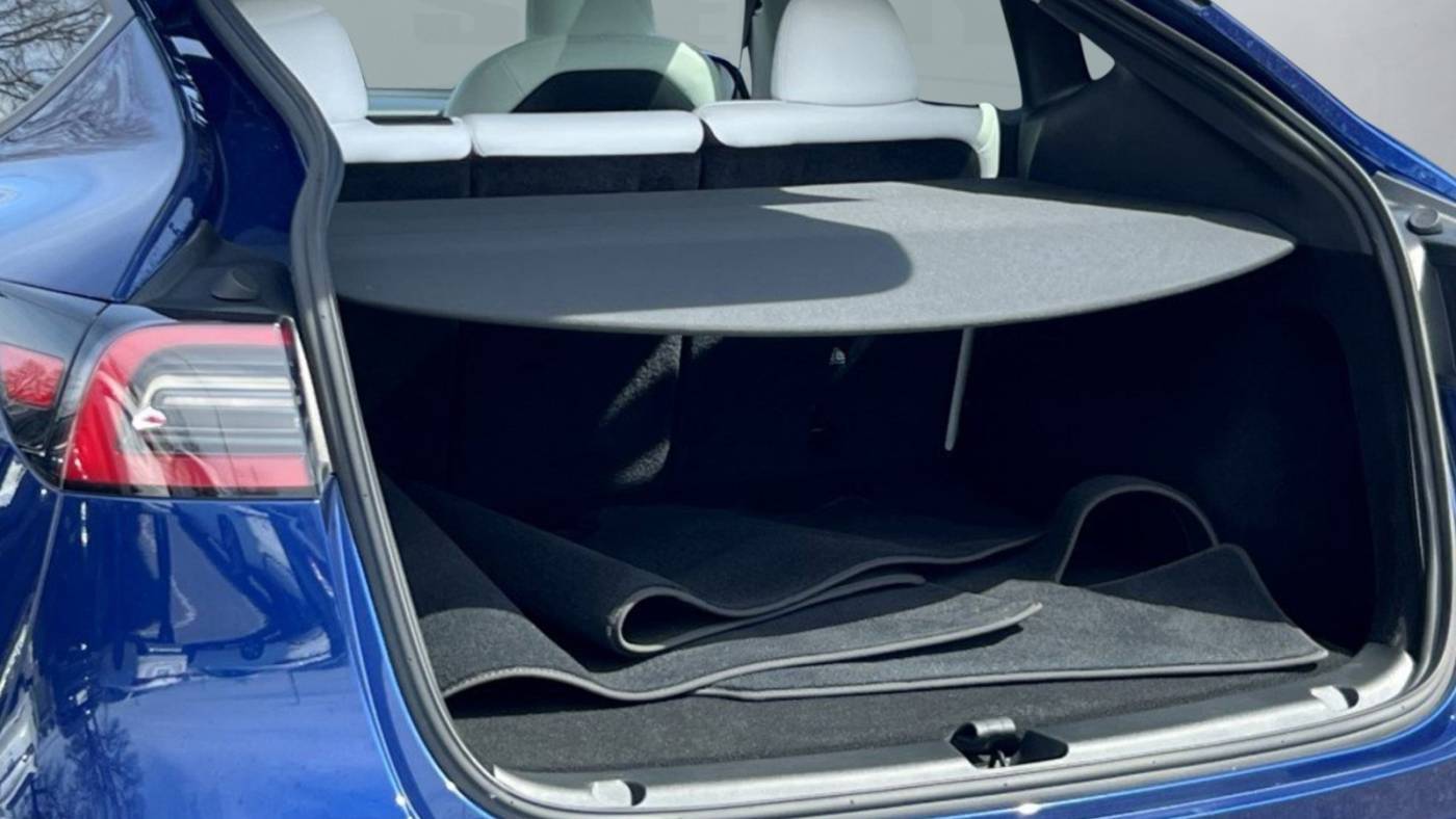 2024 Tesla Model Y 7SAYGDEF1RF029415
