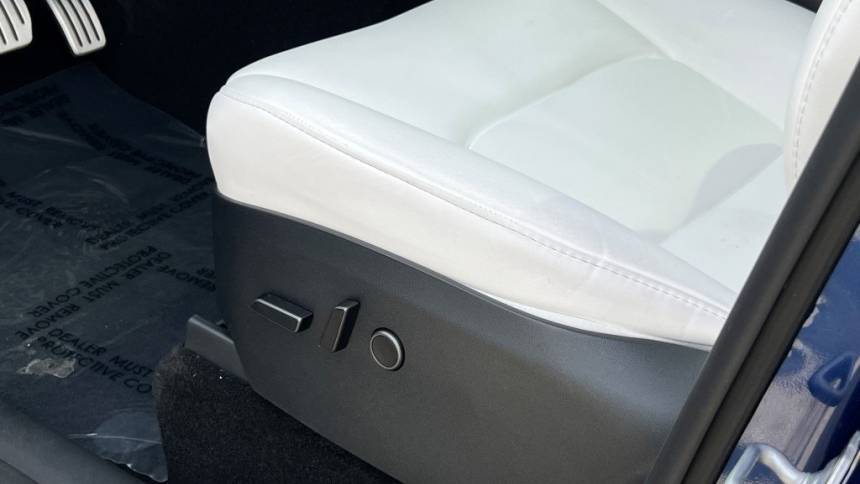 2024 Tesla Model Y 7SAYGDEF1RF029415