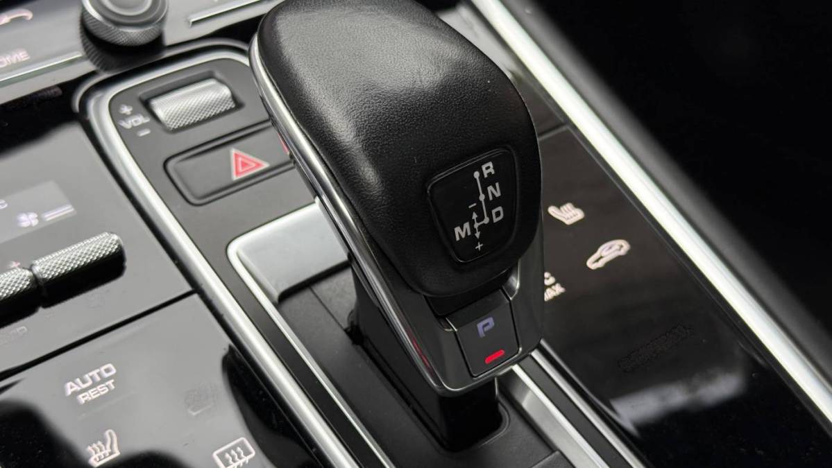2018 Porsche Panamera - Images - 24