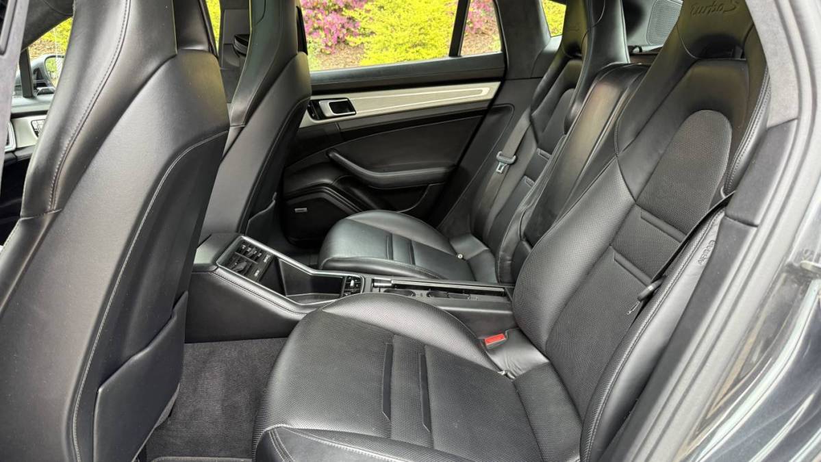 2018 Porsche Panamera - Images - 31