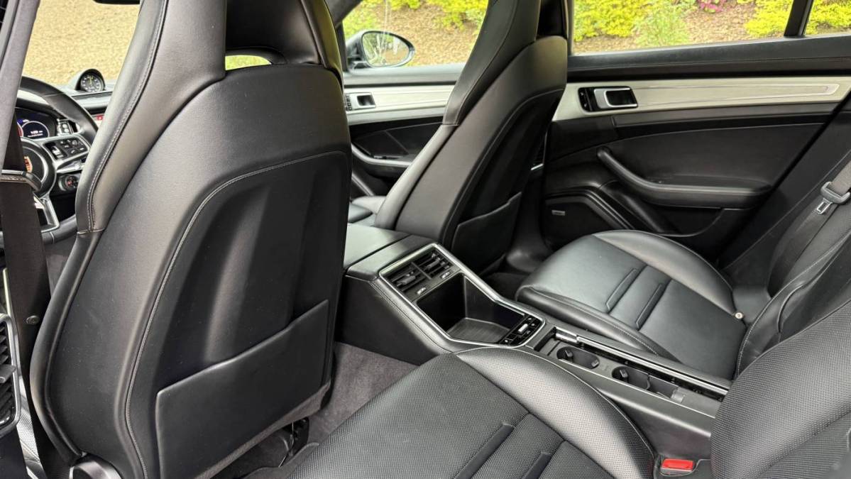 2018 Porsche Panamera - Images - 32