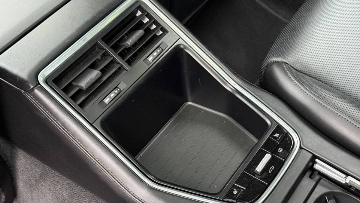 2018 Porsche Panamera - Images - 33
