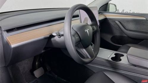 2025 Tesla Model Y 7SAYGAEE1SF281001