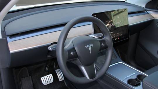 2024 Tesla Model Y 7SAYGDEF9RA268448