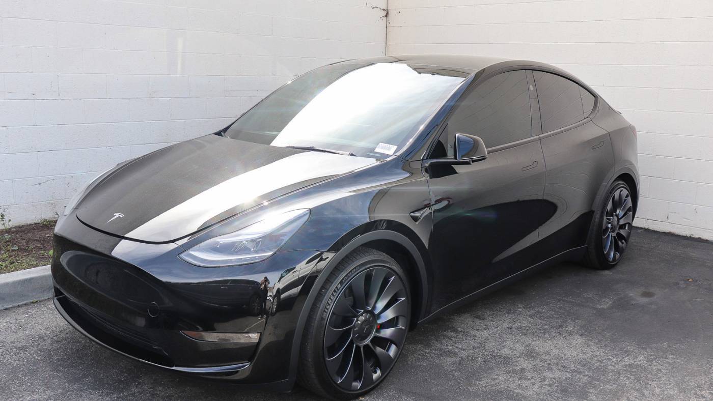 2024 Tesla Model Y 7SAYGDEF7RF057428