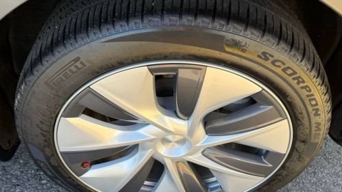 2024 Tesla Model Y 7SAYGDEE9RA227938