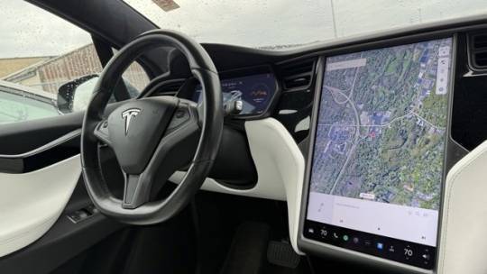 2020 Tesla Model X 5YJXCDE20LF220381