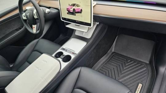 2024 Tesla Model Y 7SAYGAEE2RF190278