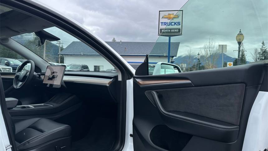 2023 Tesla Model Y 7SAYGDEE8PF676057