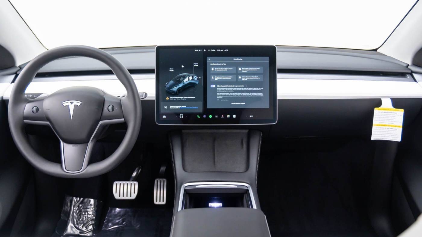 2025 Tesla Model Y 7SAYGDEF5SA351574
