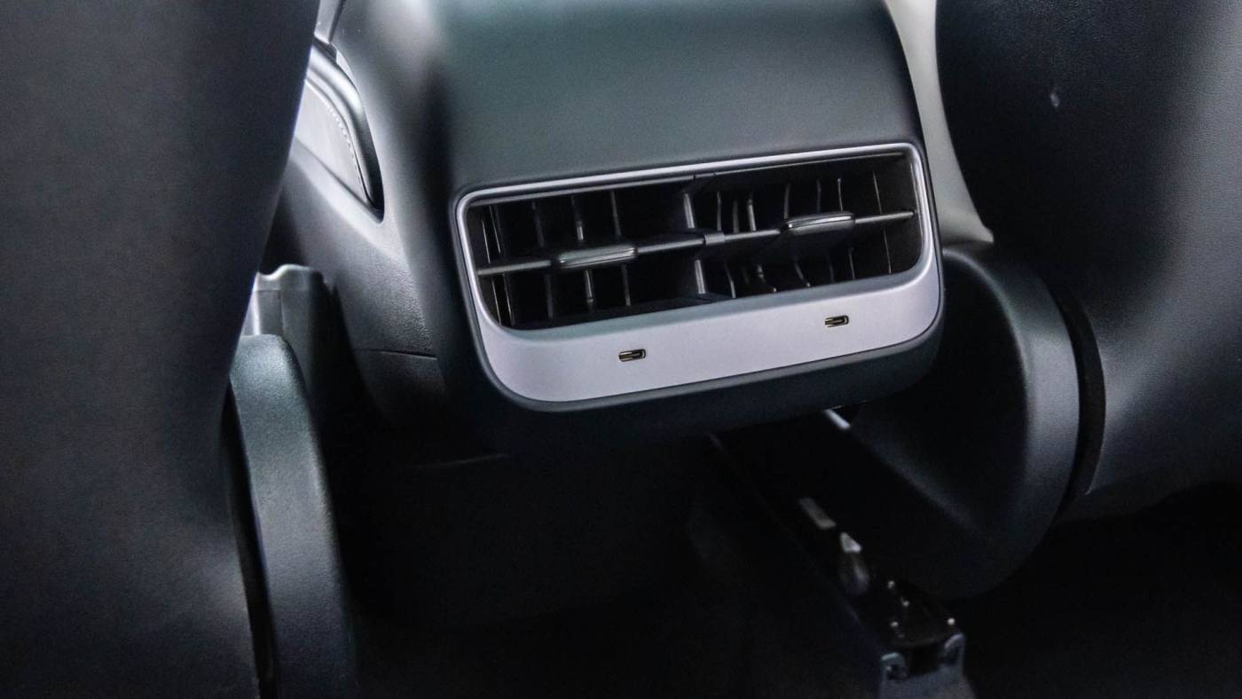 2024 Tesla Model Y 7SAYGDEF0RA275109