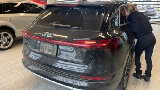2019 Audi e-tron WA1VAAGE6KB021544