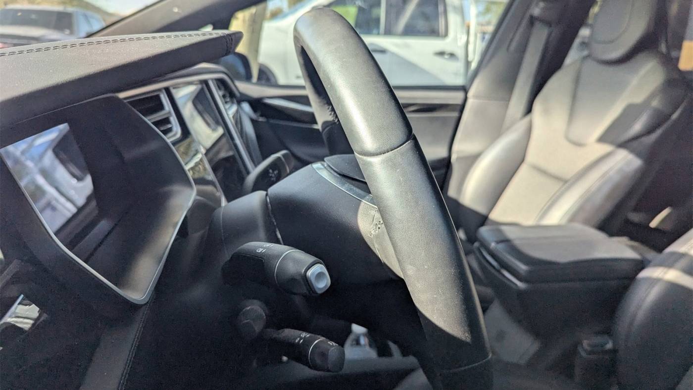 2018 Tesla Model X 5YJXCDE21JF090396
