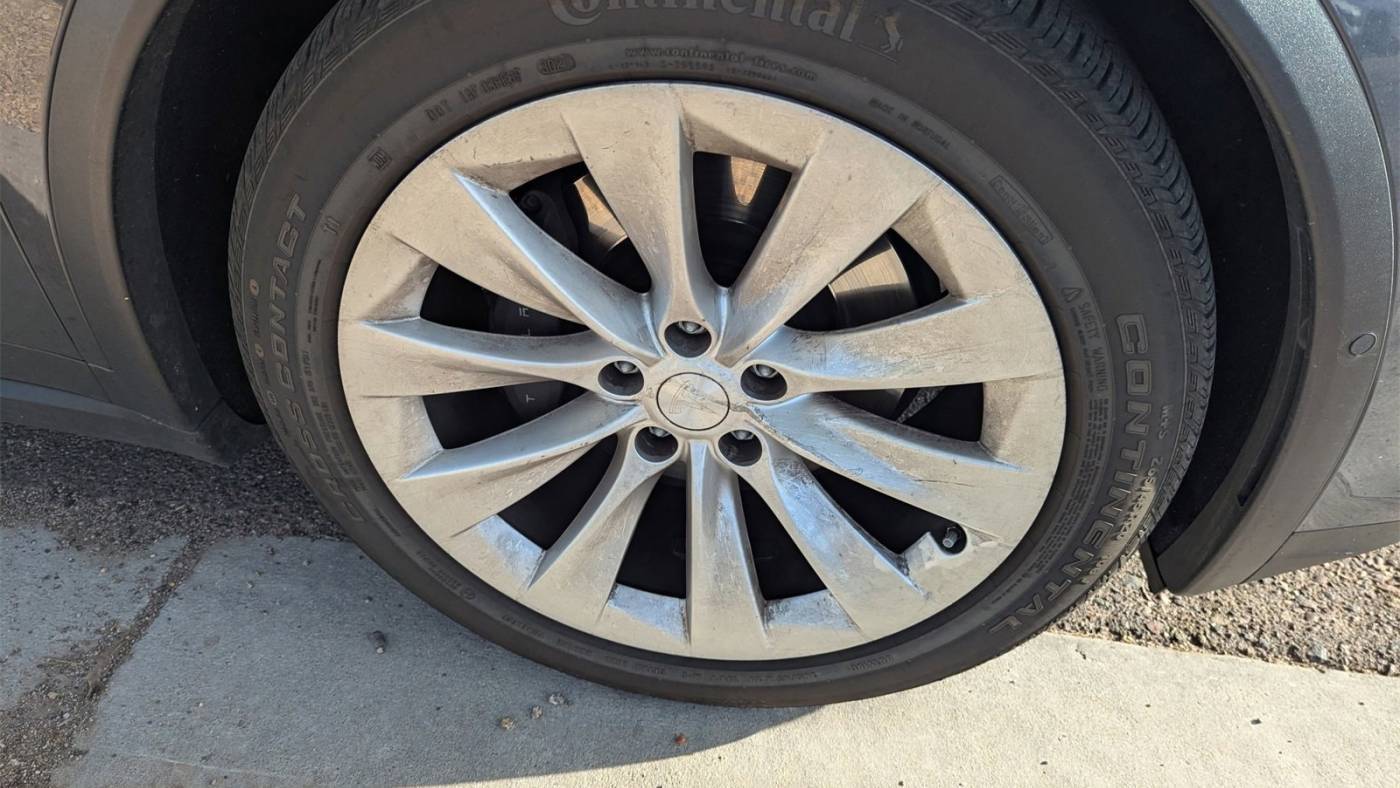 2018 Tesla Model X 5YJXCDE21JF090396
