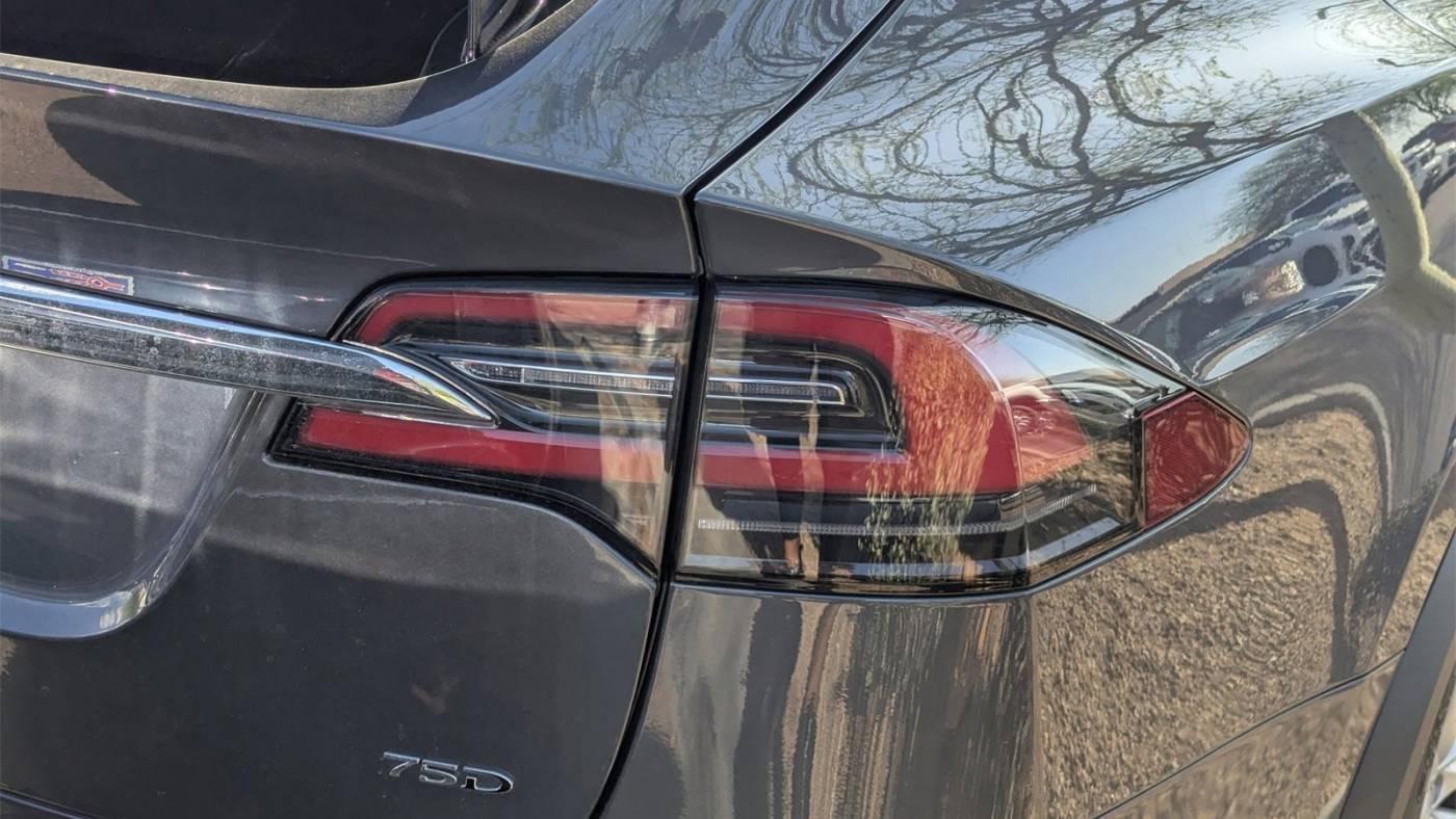 2018 Tesla Model X 5YJXCDE21JF090396
