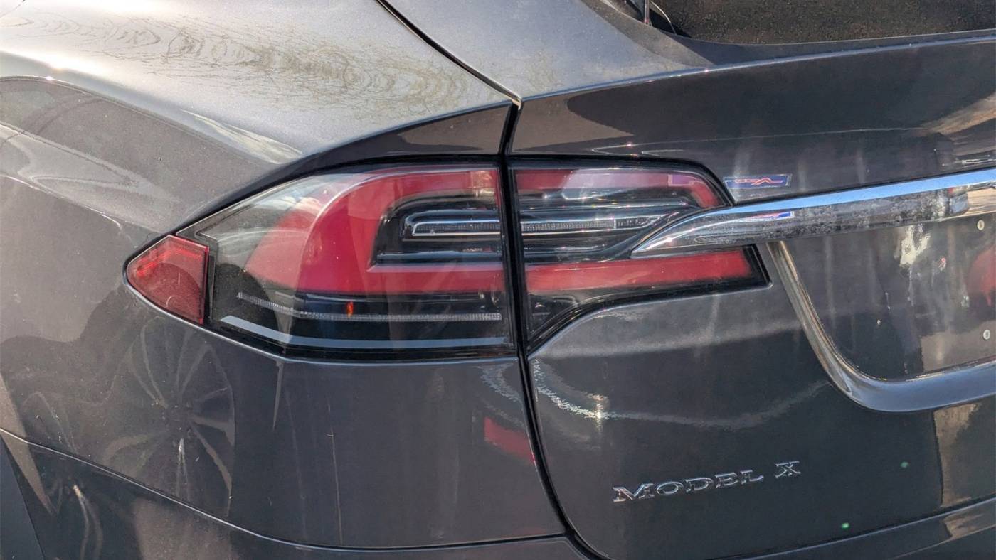 2018 Tesla Model X 5YJXCDE21JF090396