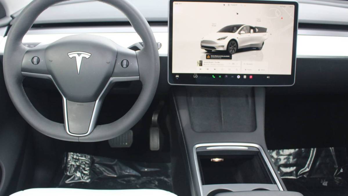 2024 Tesla Model Y 7SAYGAEE2RF177093
