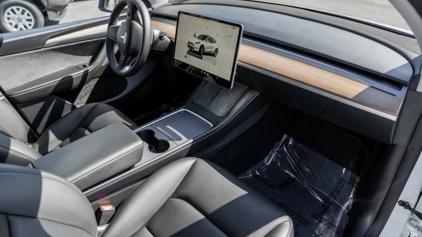2024 Tesla Model Y 7SAYGDEE9RA263581