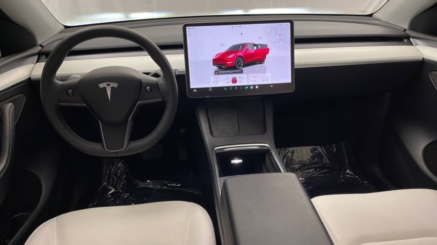 2024 Tesla Model Y 7SAYGDED9RF039625