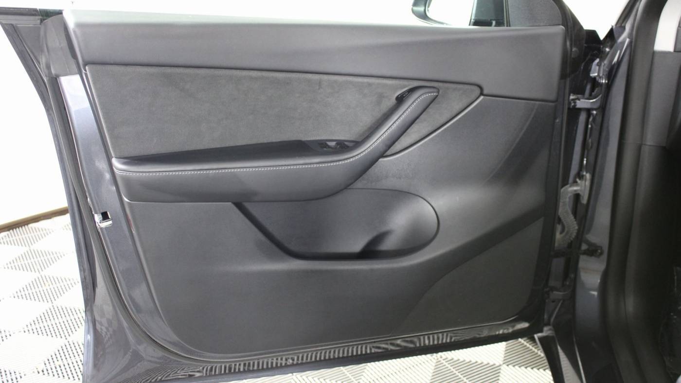 2021 Tesla Model Y 5YJYGDEE3MF195948