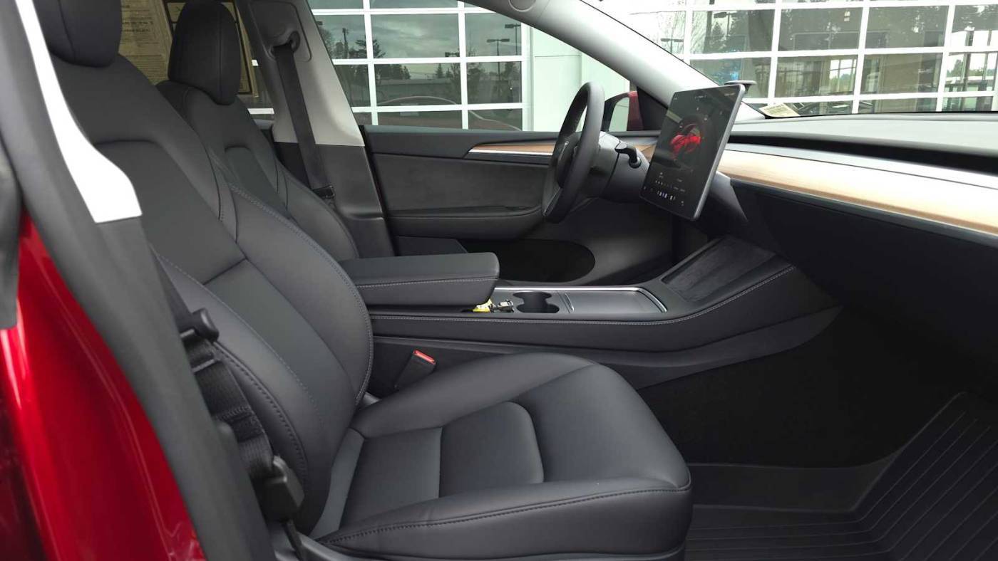 2024 Tesla Model Y 7SAYGDEE1RF063068
