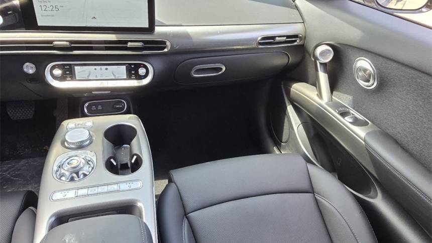 2025 Genesis GV60 KMUKB4SA7SU025583