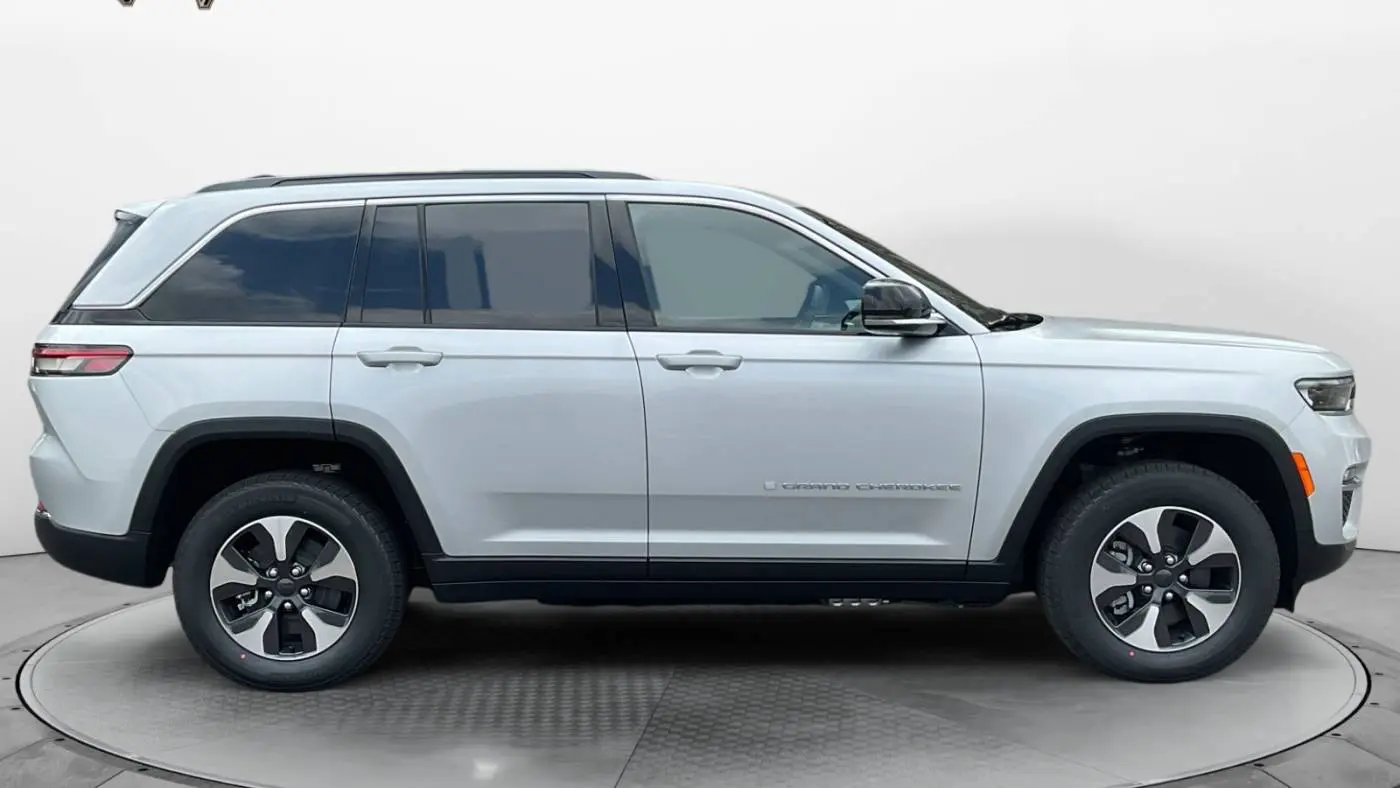 2025 Jeep Grand Cherokee 1C4RJYB68S8690590
